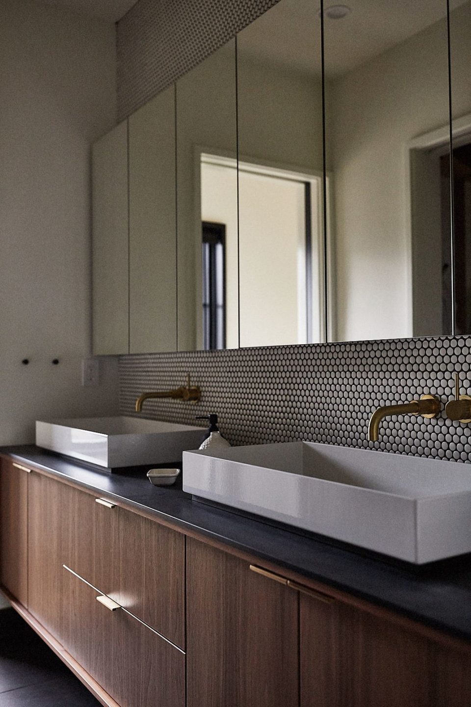 evergreen-portfolio-danish-modern-shingle-home-interior-bathroom-sinks