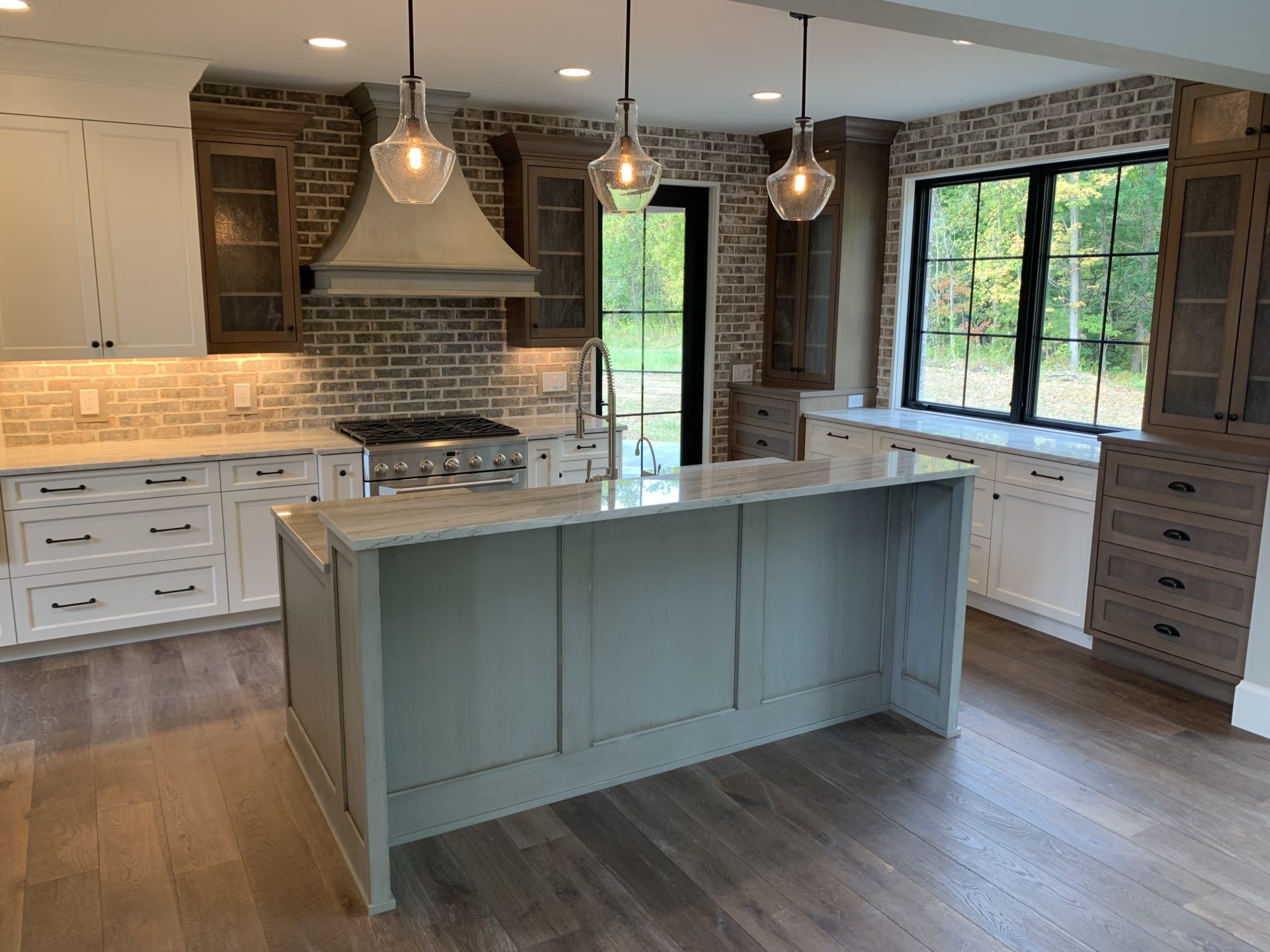 evergreen-portfolio-hinckley-transitional-french-country-interior-kitchen-wide-alt-angle