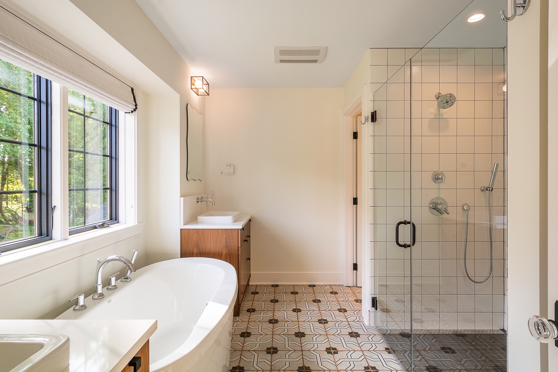evergreen-portfolio-rocky-river-farmhouse-interior-bathroom-vanity-bathtub-shower